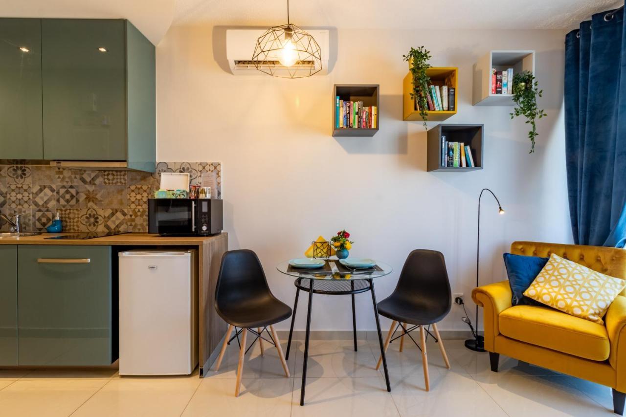 Light House - Seafront Cosy Studio With Library Paphos Exterior foto
