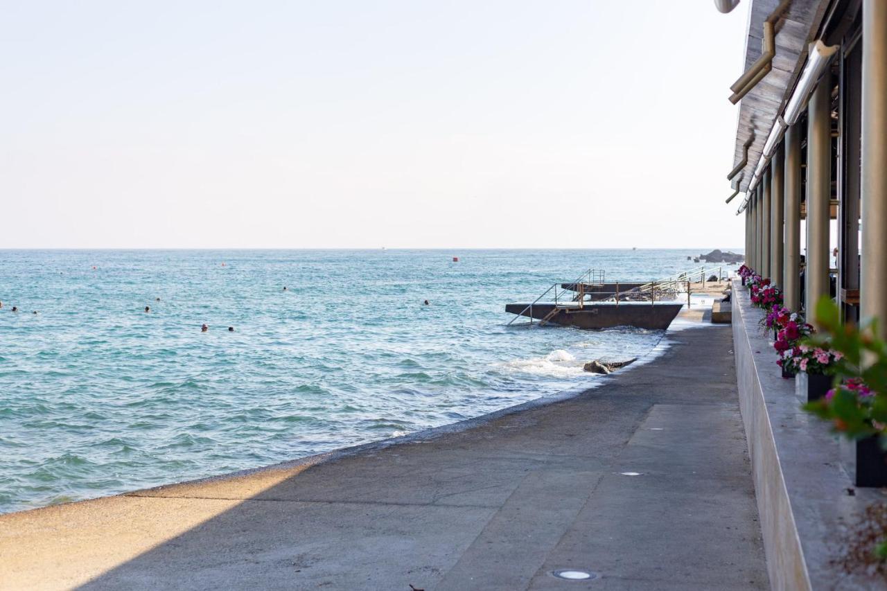 Light House - Seafront Cosy Studio With Library Paphos Exterior foto