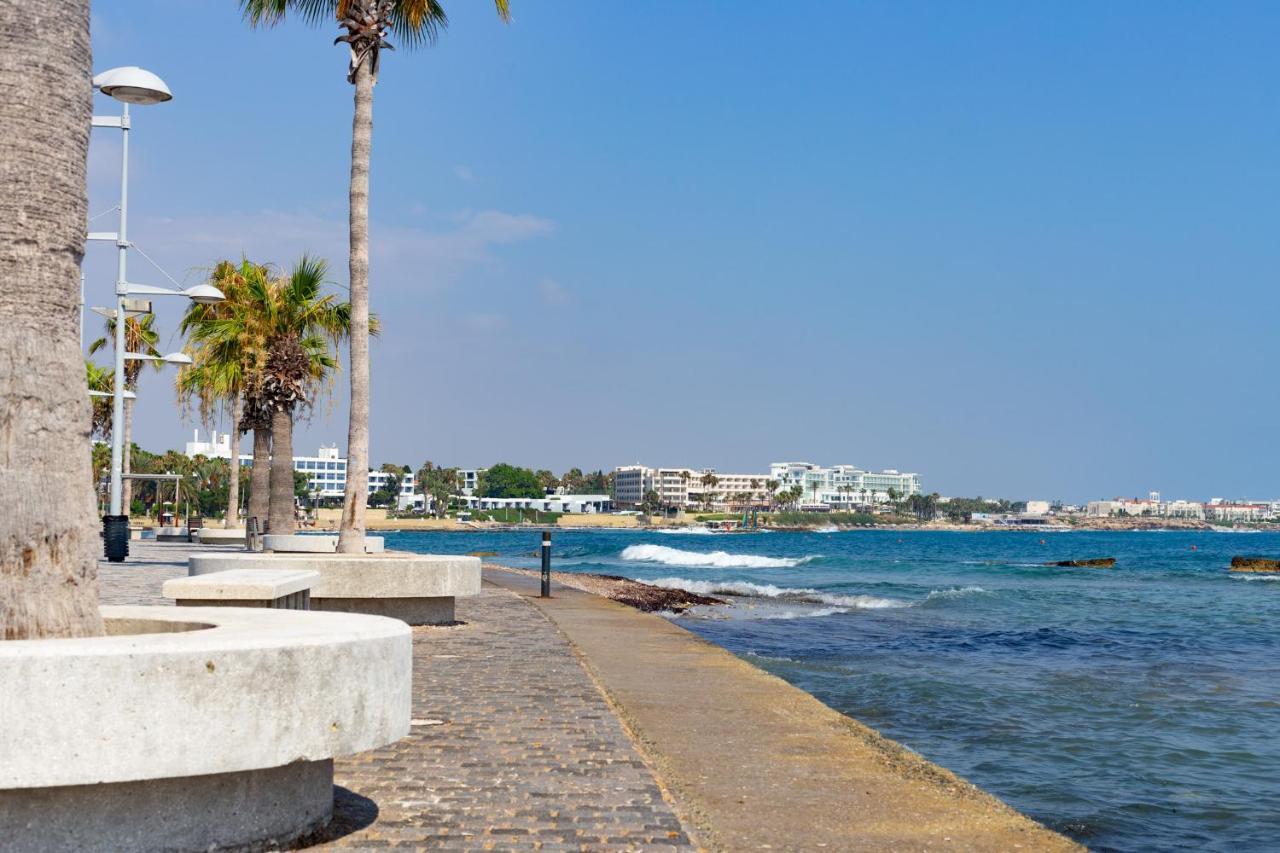 Light House - Seafront Cosy Studio With Library Paphos Exterior foto