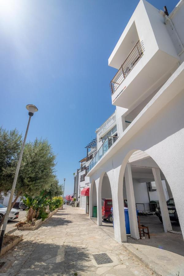 Light House - Seafront Cosy Studio With Library Paphos Exterior foto